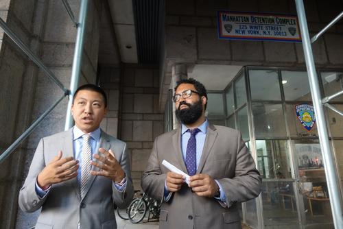 中國(guó)僑網(wǎng)紐約市長(zhǎng)社區(qū)事務(wù)辦公室主任卡利昂(右)與市懲教局幕僚長(zhǎng)Jeff Thamkittikasem在白街125號(hào)拘留所前講解新監(jiān)獄建設(shè)重要性。(美國(guó)《世界日?qǐng)?bào)》/金春香 攝)