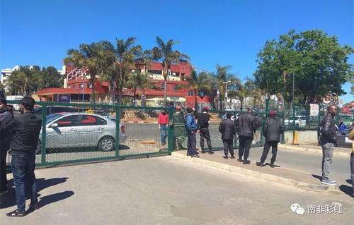 中國僑網(wǎng)該商城大門已被保安關閉(南非彩虹微信公眾號)