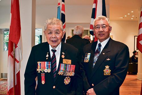 中國僑網(wǎng)即將97歲的華裔老兵周鏡球(左)與ANAVETS退伍軍人俱樂部的胡家浩(右),共同參加紀(jì)念活動(dòng)。(加拿大《星島日報(bào)》/王學(xué)文 攝)