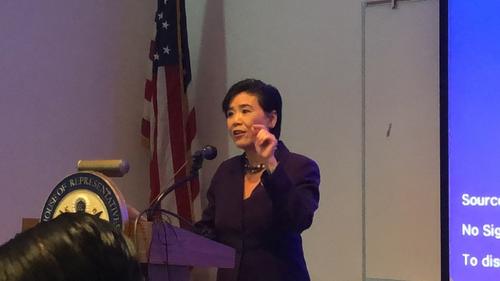 中國僑網(wǎng)眾議員趙美心在簽書會(huì)上演說。(美國《世界日?qǐng)?bào)》/王若然 攝)