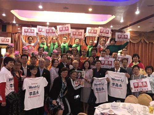 中國僑網(wǎng)李昌永在紐約曼哈頓華埠拜會華裔社團(tuán)和選民。(美國《世界日報》/和釗宇 攝)