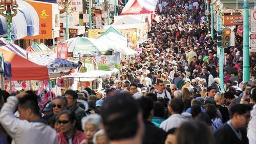 中國(guó)僑網(wǎng)美國(guó)舊金山華埠中秋街會(huì)上涌現(xiàn)浩浩蕩蕩的人潮。(美國(guó)《星島日?qǐng)?bào)》/黃偉江 攝)