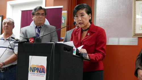 中國(guó)僑網(wǎng)趙美心分享自己母親入籍的故事。(美國(guó)《世界日?qǐng)?bào)》/李雪 攝)