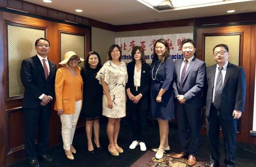 中國(guó)僑網(wǎng)美國(guó)國(guó)會(huì)眾議員孟昭文(左四)、北罕普斯狄鎮(zhèn)議員安娜•卡普蘭(左三)出席座談會(huì)。 (美國(guó)《世界日?qǐng)?bào)》/朱蕾 攝)