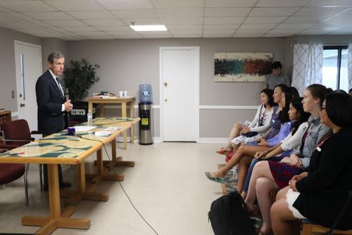 中國僑網(wǎng)公平招生學(xué)生組織主席布魯姆到波士頓與爭取平等教育權(quán)益的抗議集會組織代表會面。(美國《世界日報》/劉晨懿之 攝)