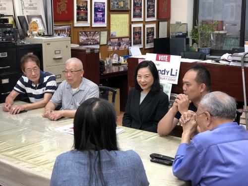 中國僑網(wǎng)美國華裔律師李昌永在李氏總分所謝票。 (美國《世界日報》╱洪群超 攝)