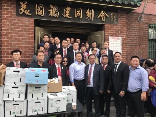 中國(guó)僑網(wǎng)美國(guó)福建同鄉(xiāng)會(huì)聯(lián)合43個(gè)福建僑團(tuán)再次舉辦慶中秋發(fā)月餅活動(dòng),向民眾分發(fā)2600份福州月餅。(美國(guó)《世界日?qǐng)?bào)》/和釗宇 攝影)