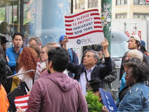 中國僑網(wǎng)抗議民眾中不乏華人面孔。(美國《世界日報》/顏嘉瑩 攝)