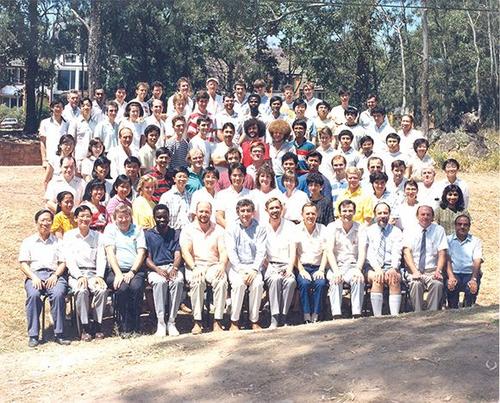 中國僑網(wǎng)留學(xué)期間逯高清與系里師生合影