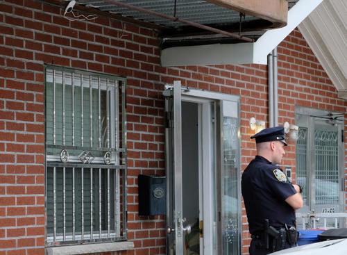 中國(guó)僑網(wǎng)月子中心血案發(fā)生時(shí),該樓宇門口有警員把守。(美國(guó)《世界日?qǐng)?bào)》檔案照)