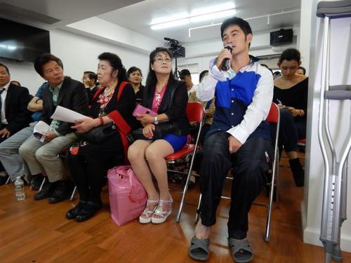 中國(guó)僑網(wǎng)美國(guó)華裔外賣送餐員陳香儀(講話者)講述被劫過(guò)程。(美國(guó)《僑報(bào)》/尹英姿 攝)