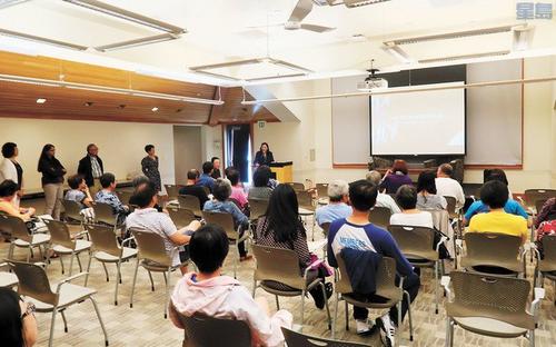 中國僑網(wǎng)美國加州圣塔克拉利塔縣圖書館薩拉托加分館放映電影《排華法案》。 (美國《星島日報(bào)》/王慶偉 攝)