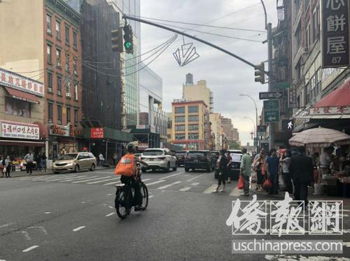 中國僑網(wǎng)紐約華裔外賣送餐員在華埠送餐。(美國《僑報》/尹英姿 攝)