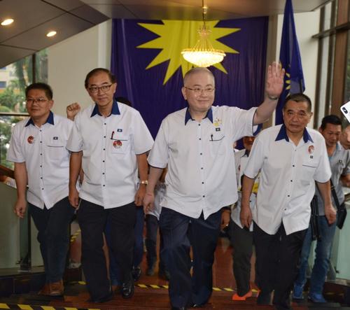 中國僑網(wǎng)魏家祥和馬漢順提交競選表格;右為陳德欽及左為林萬鋒。(馬來西亞《光華日報(bào)》)