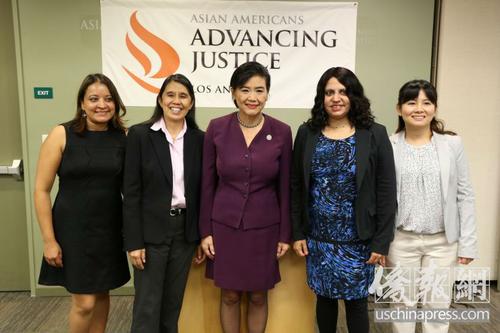 中國僑網(wǎng)美國國會(huì)眾議員趙美心(中)和多位會(huì)議發(fā)言人合影。(美國《僑報(bào)》/高睿 攝)