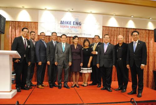 中國僑網美國民選官員、小區(qū)領袖站臺支持加州參議會第22選區(qū)席次的伍國慶。(美國《世界日報》/王千惠 攝)