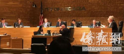中國僑網(wǎng)美國洛杉磯東區(qū)亞凱迪亞市10月16日的市議會。(美國《僑報》/翁羽 攝)