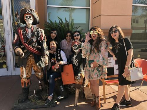 中國(guó)僑網(wǎng)美國(guó)洛杉磯一群華裔女士站在凱旋宮骷髏周?chē)b出“怕怕”的樣子。(美國(guó)《僑報(bào)》/高睿 攝)