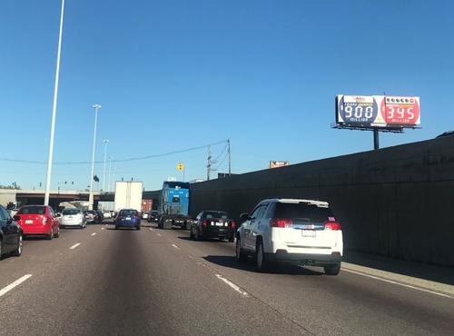 中國僑網(wǎng)圖為伊利諾州高速公路旁的兆彩、勁球獎金標(biāo)示看板。(美國《世界日報》 黃惠玲)