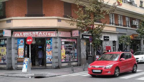 中國僑網(wǎng)馬德里街頭一家華人食品店。(《歐洲時報》西班牙版/異人 攝)