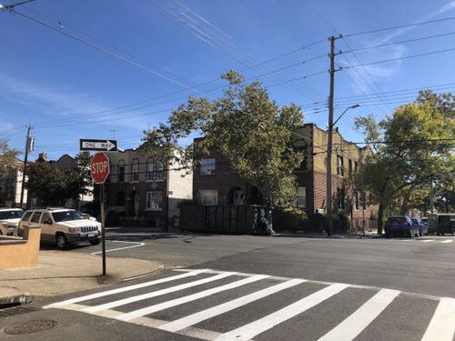 中國僑網(wǎng)美國紐約華裔男子劉金寶在戴克高地12大道的路口撞上轎車身亡。(美國《世界日報(bào)》/林佩錦 攝)