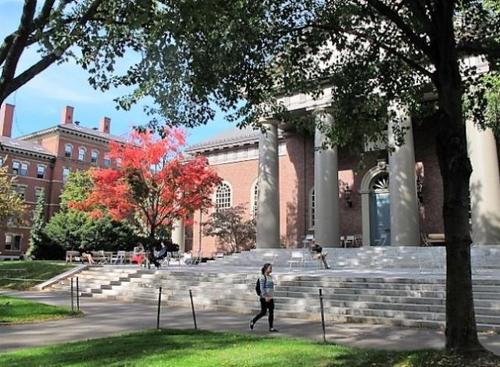 中國僑網(wǎng)哈佛大學(xué)為辯護(hù)校方招生政策,罕見公開招生取向。(美國《世界日報》/唐嘉麗 攝)