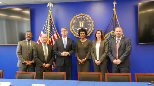 中國僑網(wǎng)文馬修(左二)是洛杉磯聯(lián)調(diào)局唯一的亞裔部門主管。(美國《世界日報》/李雪 攝)