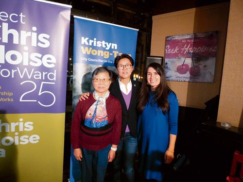 中國(guó)僑網(wǎng)連任成功的多市議員黃慧文(中)。(加拿大《星島日?qǐng)?bào)》)