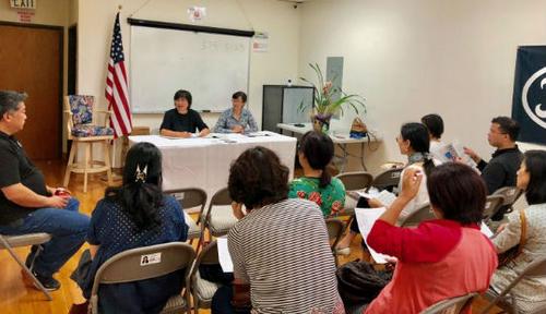 中國僑網(wǎng)亞凱迪亞市華服中心舉行選民登記指南和選舉方向討論會。(美國《僑報》/翁羽 攝)