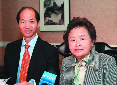 中國僑網祖炳民教授夫人傅虹霖(右)過世。 (美國《世界日報》檔案照)