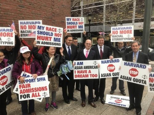 中國僑網(wǎng)SFFA主席布魯姆(右一)和控方律師在庭審結(jié)束后,與在法庭外支持者合影。(美國《世界日報》)