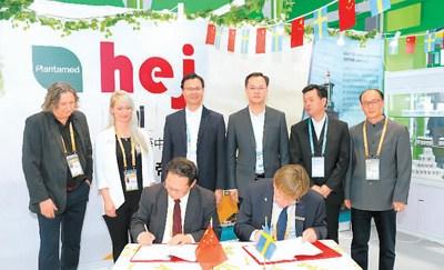 中國僑網圖為瑞典Plantamed公司在進博會現(xiàn)場簽下首個千萬美元大單。 鄭亞峰供圖