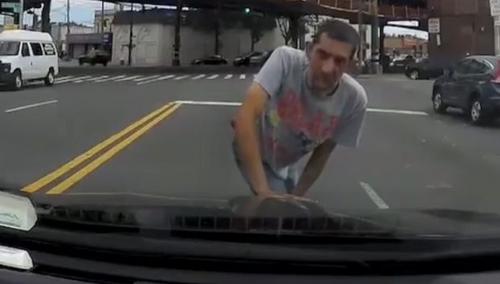 中國僑網(wǎng)近來紐約布魯克林南區(qū)發(fā)生多起針對華裔車主碰瓷案件。(美國《世界日報(bào)》/行車記錄儀截圖)