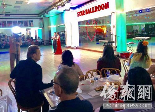 中國僑網(wǎng)美國洛杉磯單身新移民在蒙市的雙十一活動(dòng)上互動(dòng)。(美國《僑報(bào)》/翁羽 攝)