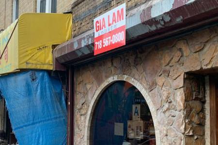 中國(guó)僑網(wǎng)紐約市樓宇局嚴(yán)查店鋪招牌行動(dòng)也波及到八大道眾多商家。(美國(guó)《僑報(bào)》/崔國(guó)萁 攝)