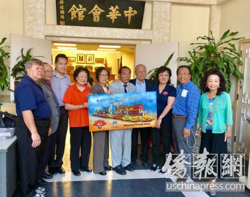中國僑網(wǎng)美國波士頓美籍華人傳統(tǒng)基金會代表拜會洛杉磯中華會館理事會,希望華人社區(qū)共同支持參加元旦玫瑰花車大游行的“和諧團結(jié)號”花車。(美國《僑報》/翁羽 攝)