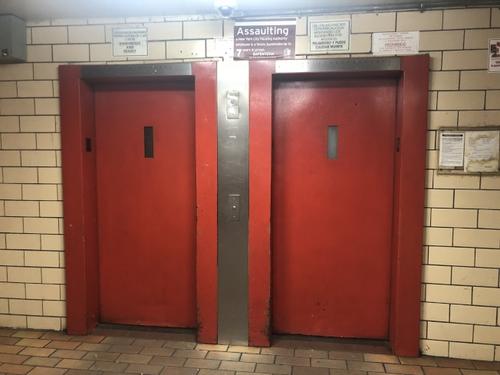 中國僑網案發(fā)樓內配有兩部電梯且空間較小。 (美國《世界日報》/張晨 攝)