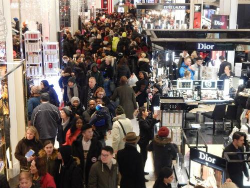 中國僑網(wǎng)曼哈頓中城先驅(qū)廣場(chǎng)的梅西旗艦店人山人海。(圖片來源:僑報(bào)記者尹英姿攝)