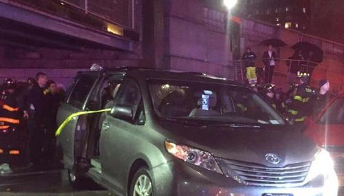 中國(guó)僑網(wǎng)廂型車沖上科西街市場(chǎng)人行道。(記者張?bào)?攝影)