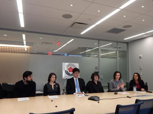 中國僑網(wǎng)紐約市長移民事務辦公室主任莫絲托菲莫絲托菲(右2)和Jo-Ann Yoo(右3)提醒華裔民眾現(xiàn)階段無須過分擔憂擴大公共負擔新政策提案。(美國《世界日報》/尹英姿 攝)