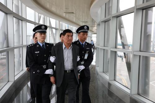 中國(guó)僑網(wǎng)犯罪嫌疑人鄭東強(qiáng)被押解下飛機(jī)(廈門市紀(jì)委監(jiān)委 張威 攝)