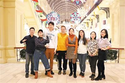 中國(guó)僑網(wǎng)何海洋(左一)和團(tuán)隊(duì)成員