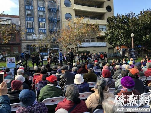 中國僑網(wǎng)舊金山民眾不約而同來到花園角懷念已故市長李孟賢。(美國《僑報》/陳勇青 攝)