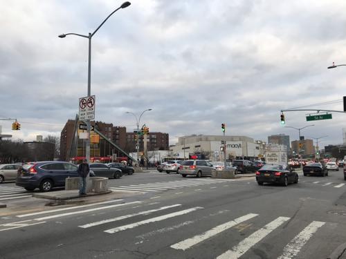 中國僑網(wǎng)紐約皇后大道車禍事發(fā)地點。(美國《世界日報》/劉大琪 攝)