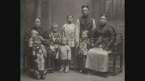 中國僑網(wǎng)美國西雅圖華裔志工在歷史文件中找到珍貴的資料。(美國《世界日報》/電視新聞截圖)