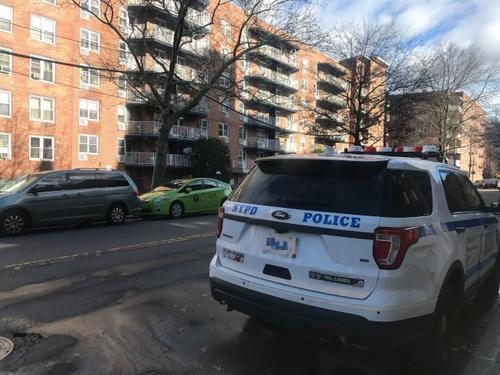 中國僑網(wǎng)一名華裔男子在公寓樓內(nèi)自己用螺絲刀弄傷小腿,但報警謊稱遭槍擊。(美國《世界日報》/牟蘭 攝)