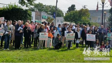 中國(guó)僑網(wǎng)曼哈塞民眾集會(huì)抗議醫(yī)用大麻館入駐校區(qū)和居民區(qū)。(美國(guó)《僑報(bào)》/張晶 攝)