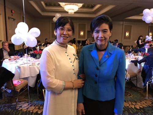 中國僑網(wǎng)江風(fēng)年和國會(huì)眾議員趙美心一起合影。僑報(bào)記者高睿攝