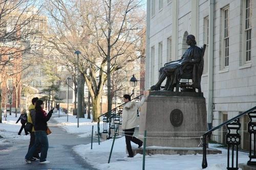 中國(guó)僑網(wǎng)哈佛學(xué)生們?cè)趯W(xué)校創(chuàng)始人哈佛銅像前留影。(美國(guó)《世界日?qǐng)?bào)》/丁曙 攝)