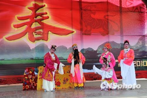 中國僑網(wǎng)在斯中國兒童展示自己書寫的“?!弊帧P氯A社記者 唐璐 攝